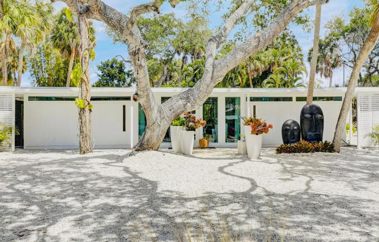 Siesta Key Beach - Sauna - Heated Saltwater Pool - Family & Pet Friendly - Fenced in Back Yard - Beach Gear & Beach Bikes Included -Zachs Private Beach House - B&B Siesta Key