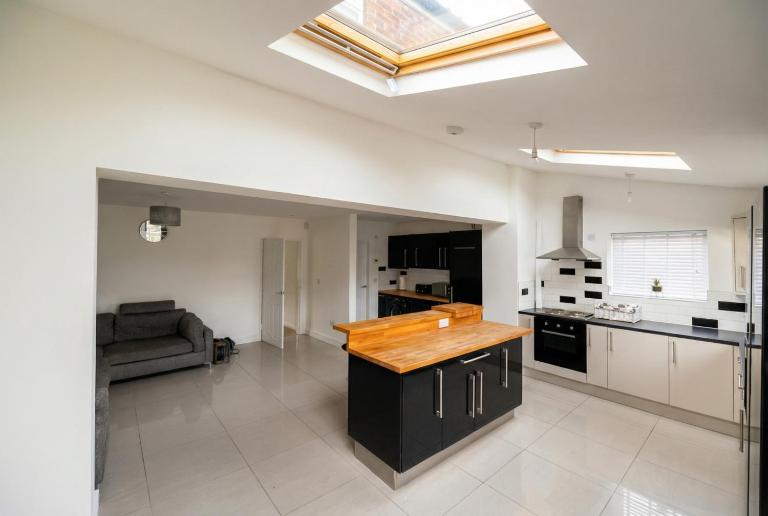Contemporary Private Home Near Nottingham with Free Parking and Garden - Chambres d'hôtes Sandiacre