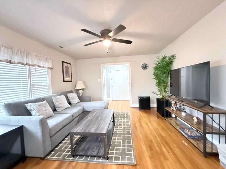 Charming Family Ranch Home Pet Friendly Fenced Yard - Chambres d'hôtes Richmond