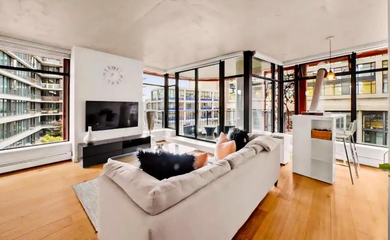 Spacious 2BR Downtown Vancouver Condo Free Parking - Chambres d'hôtes Vancouver