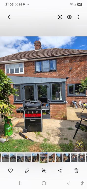 large 2 bedroom property with parking Close to pubs and shops - B&B Waltham