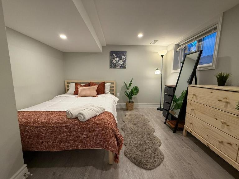 2BR in the Heart of Little Italy - Chambres d'hôtes Toronto