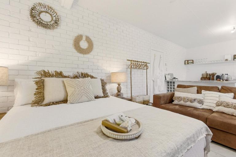 Bay Bliss - Luxe Coastal Studio - Steps to Beach - B&B Turkey