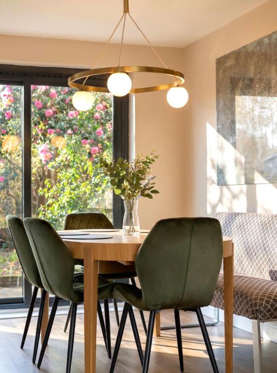 4BR Home and Parking with CCTV Contractors & Family - B&B Little Sutton