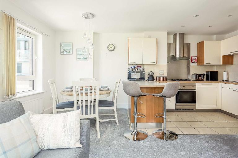Tally Ho - On Poole Quay, Parking and Wi-Fi included - B&B Poole