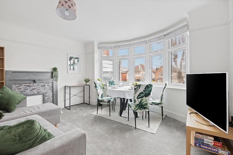Bright 2BR Apartment, Free parking, Easy access to beaches & Town - B&B Bournemouth