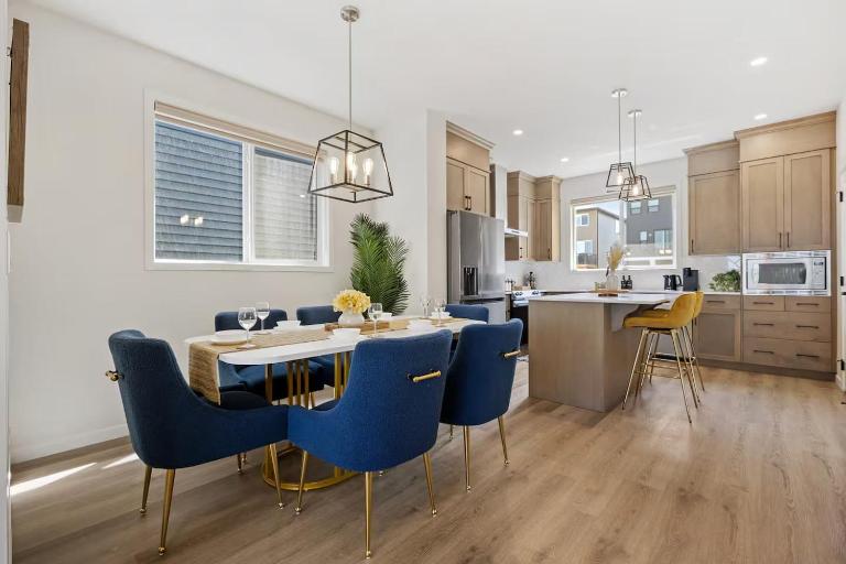 Glacier Ridge Retreat | Spacious 4BR • Sleeps 14 - B&B Calgary