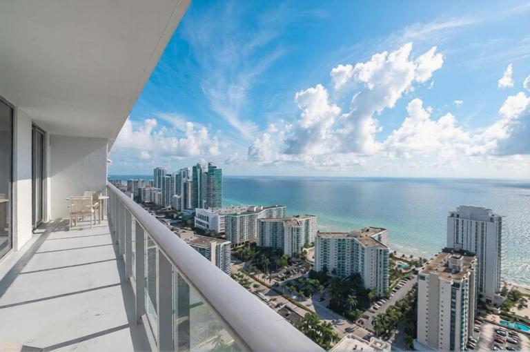 Penthouse Ocean Front View Mansion in Sky - Bed and Breakfast Hollywood