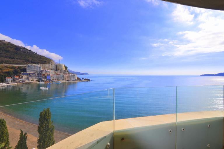Azure Coast Deluxe Residence - Budva Seafront Living Suites - B&B Bečići