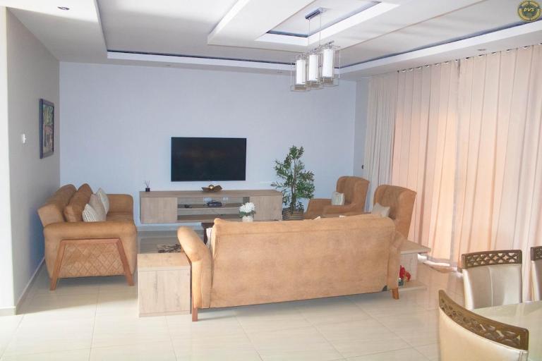 Cosy Three Bedroom Haven with Homely Charm - B&B Harare