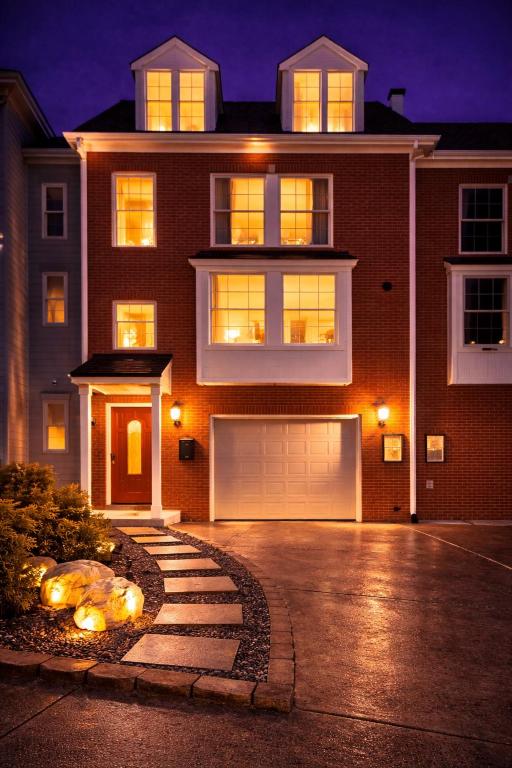 Presidential DC Estate Signature Group Stay for 22 - B&B Washington