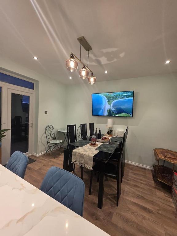 Designer Luxury 3BR Home Spacious & Serene - Chambres d'hôtes Bedford