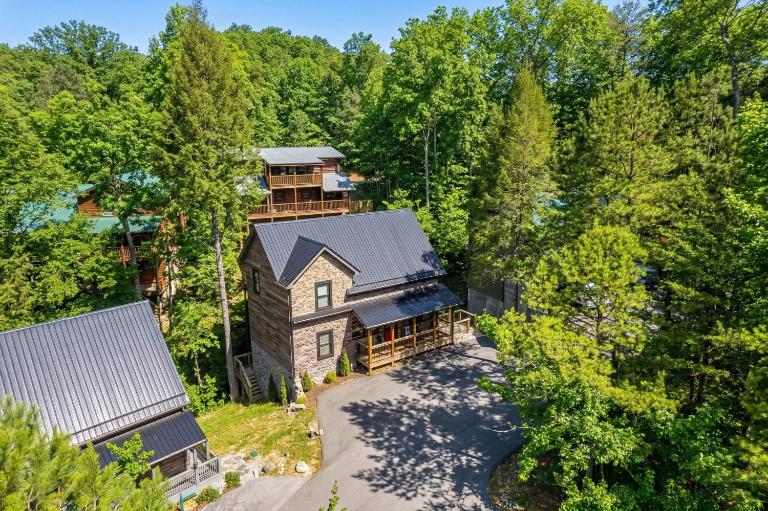 New Luxury Vacation Home Cabin in Smoky Gatlinburg - Theater Room - B&B Gatlinburg