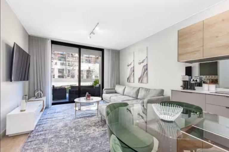 Modern luxury 2Bed, 2 bathroom Apartment walking distance to Mall & Gautrain - Chambres d'hôtes Johannesbourg