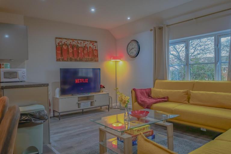 2BR Detached Home with Free Parking, Fast WiFi & Dart Board - B&B Cardiff