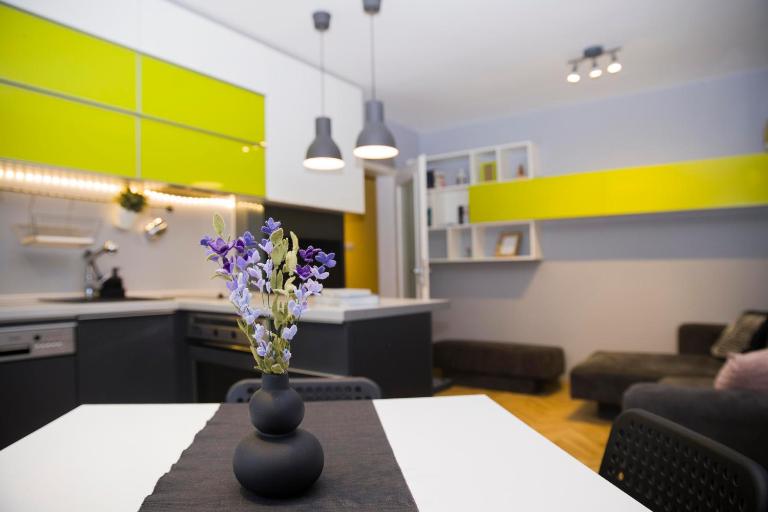 Sunny Balcony Apt 2 BR Metro Vitosha Blvd - Bed and Breakfast Sofia