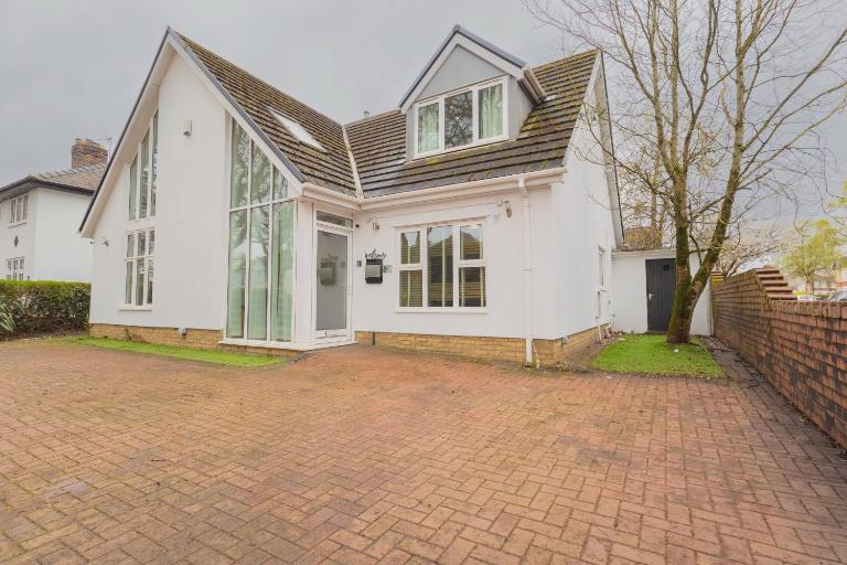 6BR Luxury Detached Mansion With Games Room & Hot Tub & Free Parking & Fast WiFi - Ferienwohnung Cardiff