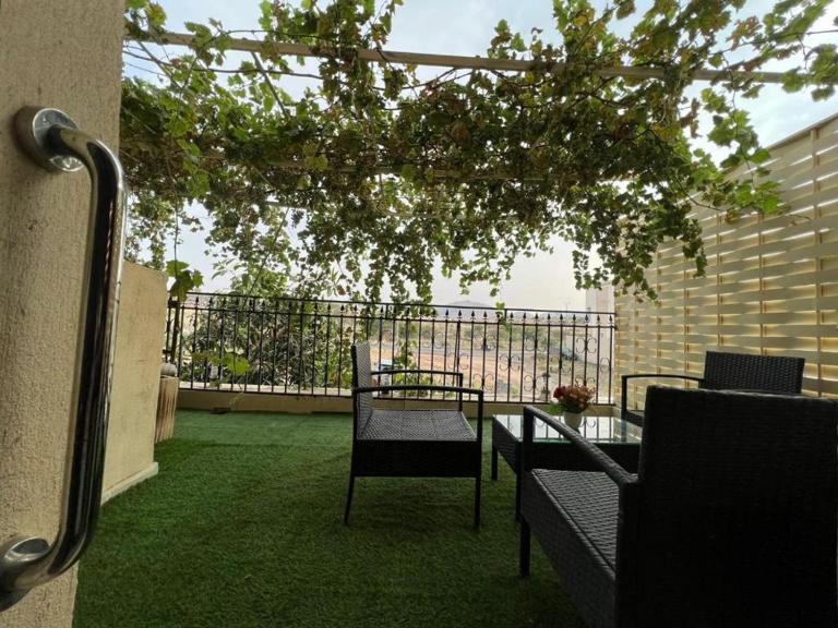 شقةكبيرة 4 غرف نوم وصالة بلكونه Large apartment with 4 bedrooms, a living room and a balcony - B&B Ta'if