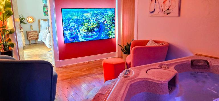 The Orange Fox Lux Room and Hot Tub at The Grumpy Schnauzer Guest House - B&B Airdrie