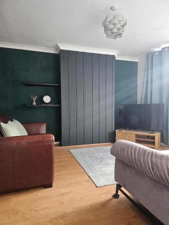 Valgor -3 Bedroom House-Sleeps 5 with free parking-Ideal for contractors, families and group stays-WV6 - B&B Tettenhall