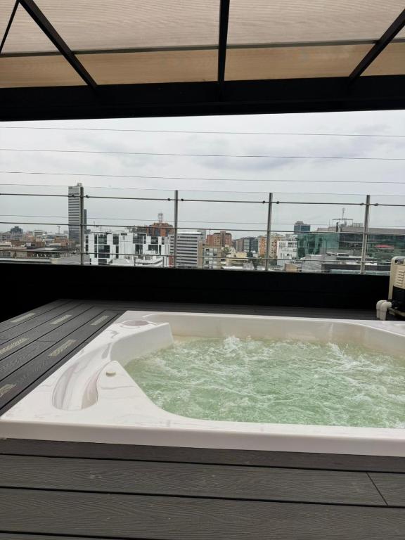Apto con Balcón Terraza con Vista, Jacuzzi y Confort en Chico - Chambres d'hôtes Bogota