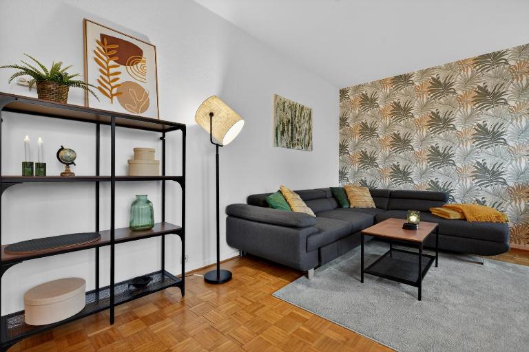 Großzügiges Industrie Design Apartment für bis zu 6 Personen, Nähe Messe und DUS, verkehrsgünstig - Familien, Gruppen und Firmen - Ferienwohnung Krefeld
