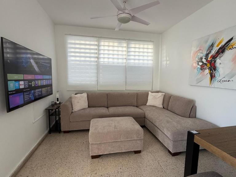 StayDelRom Cozy 3BR Home 8 Min to Airport 5 to Mall of San Juan 2 to Restaurants - B&B San Juan