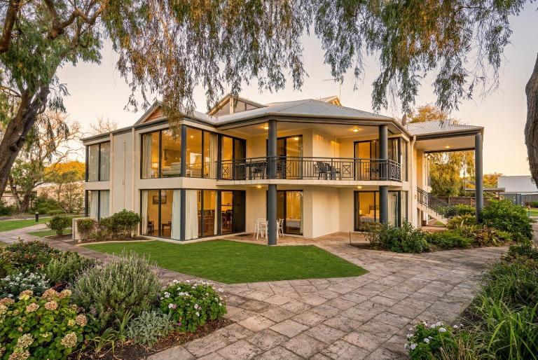 98 Steps To The Beach - Retreat with Pool Access - B&B Broadwater