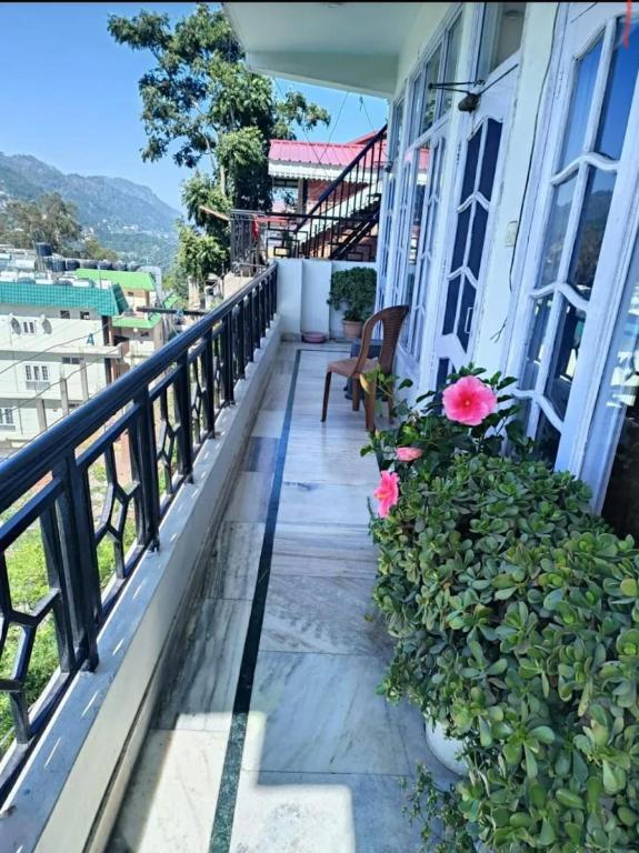 Harmony Homestay Couple & Family friendly prime location Easy access to Mall Rd -City view - B&B Solan