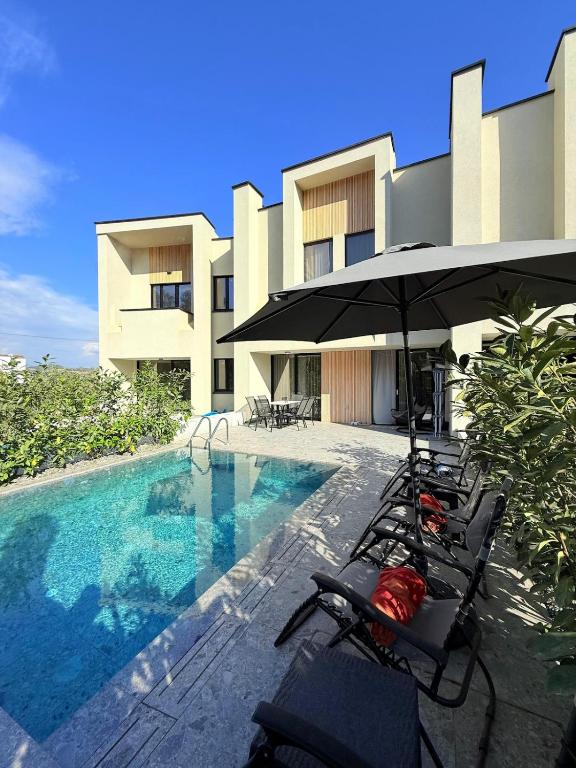 London Pool Luxury Villa - B&B Golem