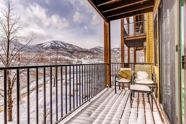 Plush condo with pool gym hot tubs garage & central AC - snowbird-friendly - B&B Heber
