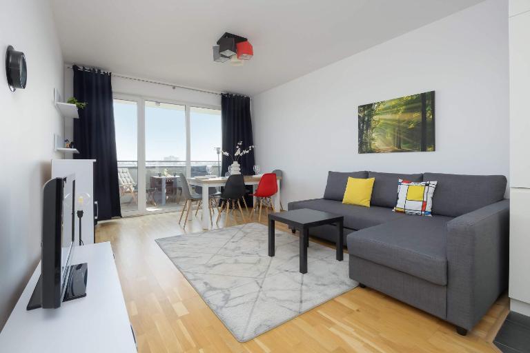 Modern Apartment with a Balcony and 2 Parking Spaces by Noclegi Renters - Ferienwohnung Warschau