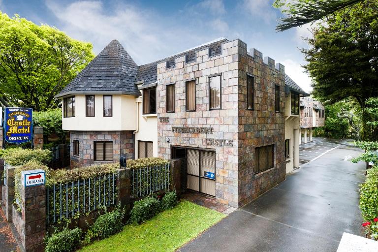Fitzherbert Castle Motel - Bed and Breakfast Palmerston North