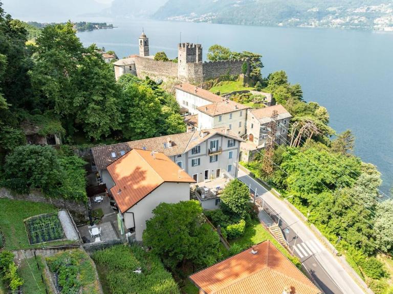 Castelaus, Lake view, 1 Min Walk from the Lake - Ferienwohnung Dervio