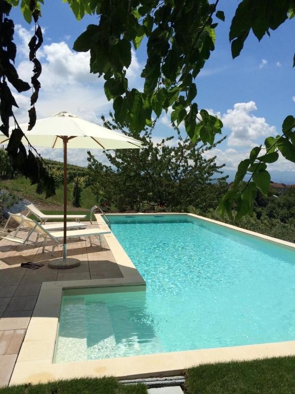 Panoramic villa on the hills of the Langhe among the vineyards large swimming pool - B&B Farigliano