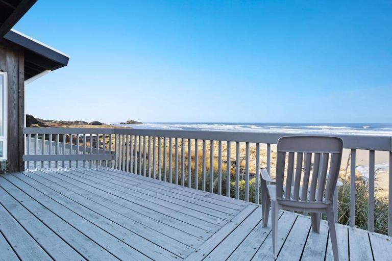 Dog-friendly oceanfront condo with beach access fireplace large deck-EV charger - B&B Bandon