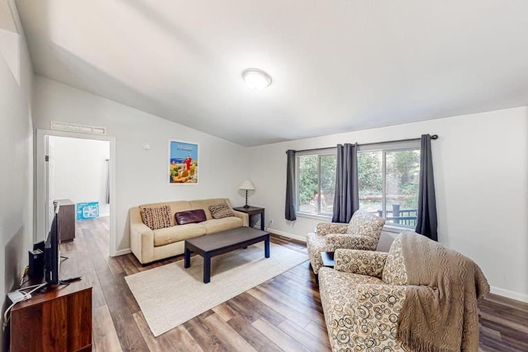 Dog-friendly house near golf & beach access with firepit grill & pellet stove - Ferienwohnung Bandon