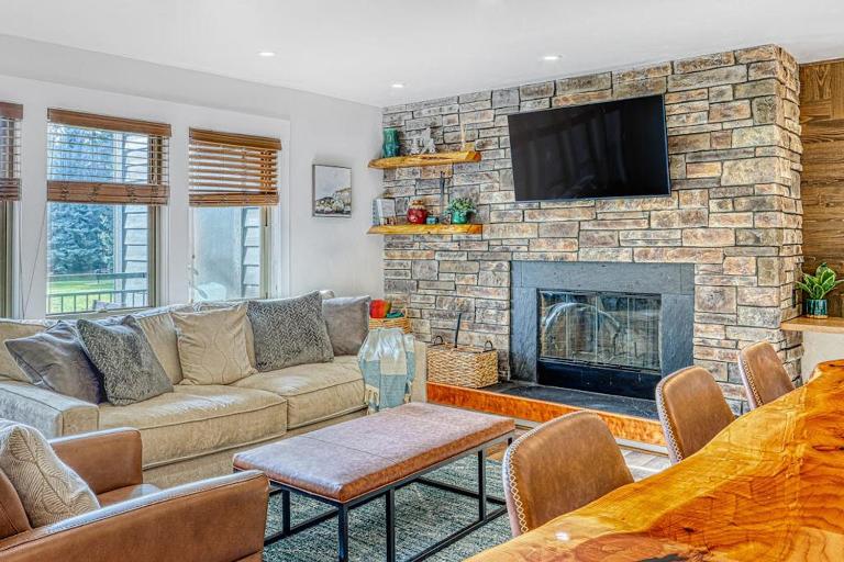 Dog-friendly second floor condo with pool & hot tub access & wood fireplace - B&B Bend
