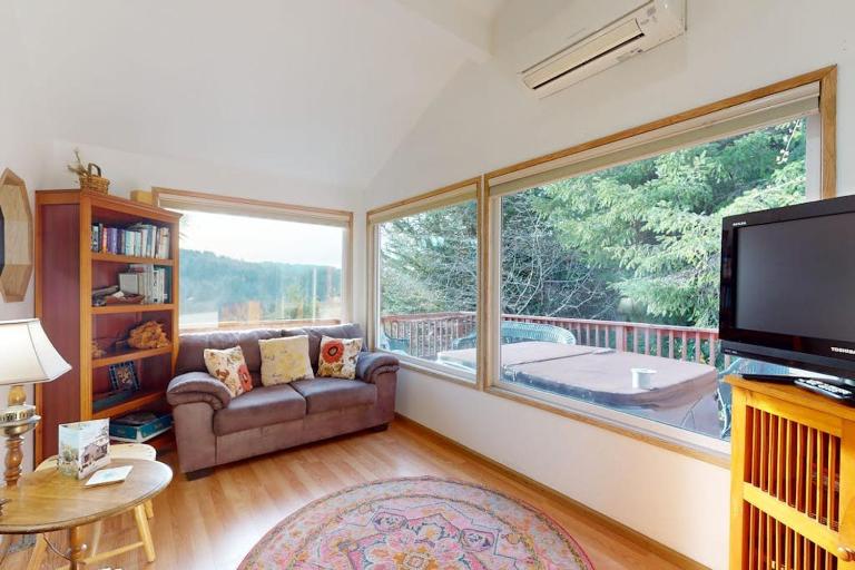 Peaceful dog-friendly cabin on the coast with great deck views - B&B Brookings