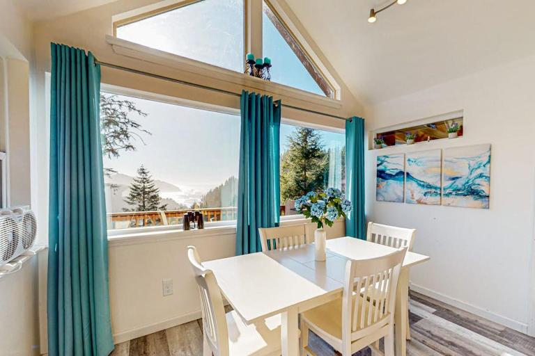Gorgeous dog-friendly coastal escape with patio & amazing views! - B&B Brookings
