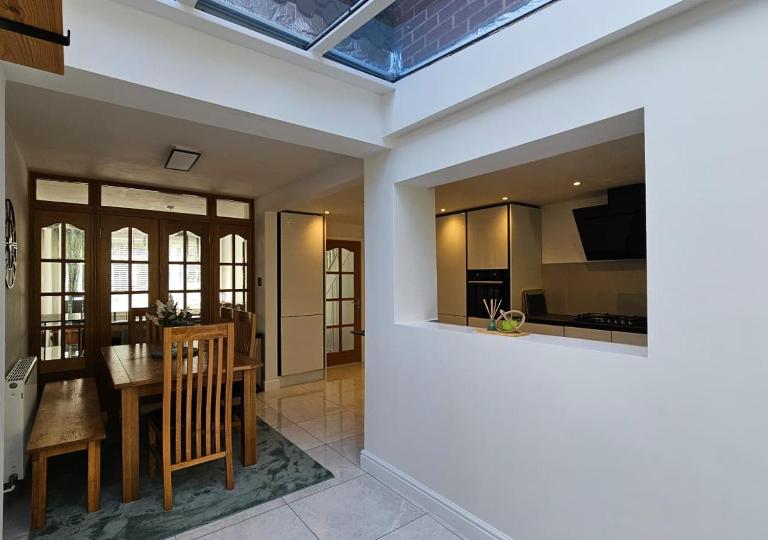 Chic 3BR Solihull Stay with Parking & Garden - Ferienwohnung Shrewley