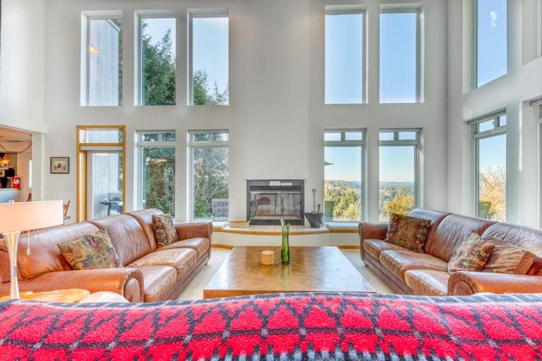 Mid-century home with floor-to-ceiling windows & great views - B&B Coos Bay