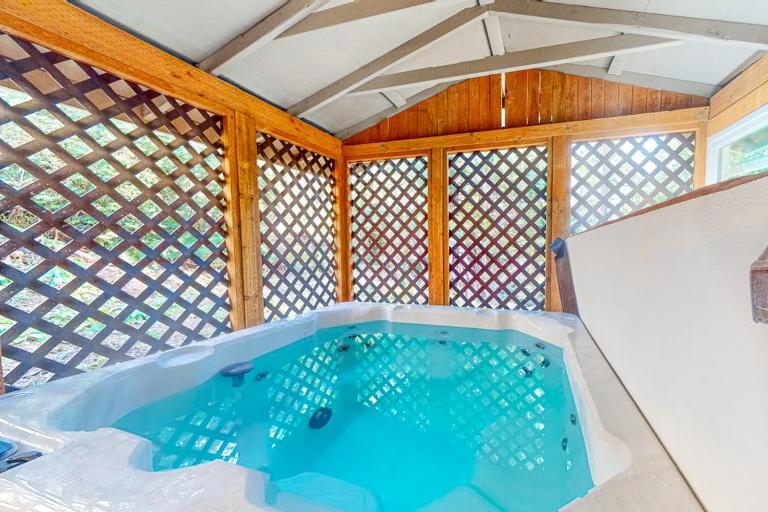 Beautiful & Spacious Family-Friendly Home withFree WiFi Deck and Close to Lakes - Ferienwohnung Florence