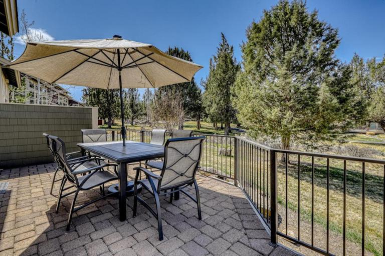 Two-Story Townhouse withFree WiFi Fireplace AC Patio & Shared Hot Tub Pools - B&B Redmond