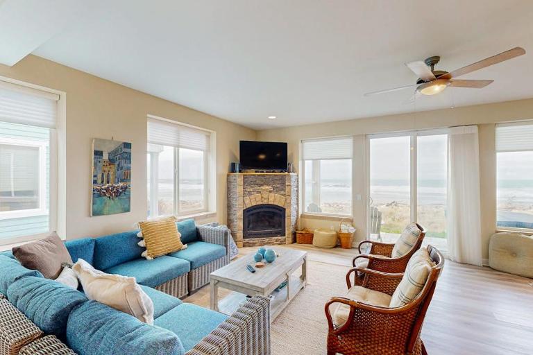 Modern oceanfront home with private hot tub patio & gas fireplace - Ferienwohnung Gold Beach