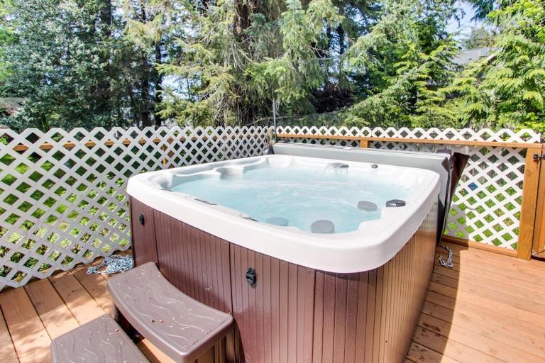 Cozy home with private hot tub near Ridge Trail and golf - B&B Gearhart