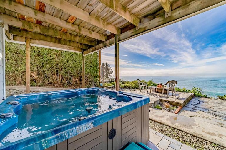 Gorgeous oceanfront estate with amazing views & hot tub - steps to quiet beach - Chambres d'hôtes Brookings