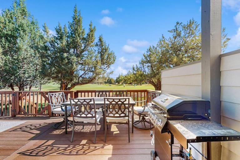 Cozy Townhouse Overlooking 1st Tee - access to Eagle Crest Resort Sports Center - Bed and Breakfast Redmond