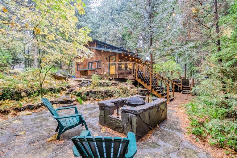 Charming Home with Free WiFi washer&dryer Wood Fireplace and Furnished Deck - B&B Sandy