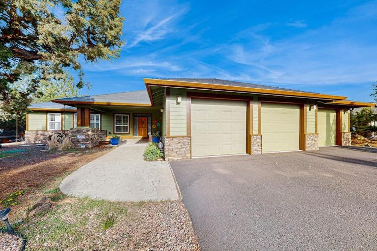 Cozy home with gas fireplace private hot tub & gas grill - in great neighborhood - Chambres d'hôtes Redmond